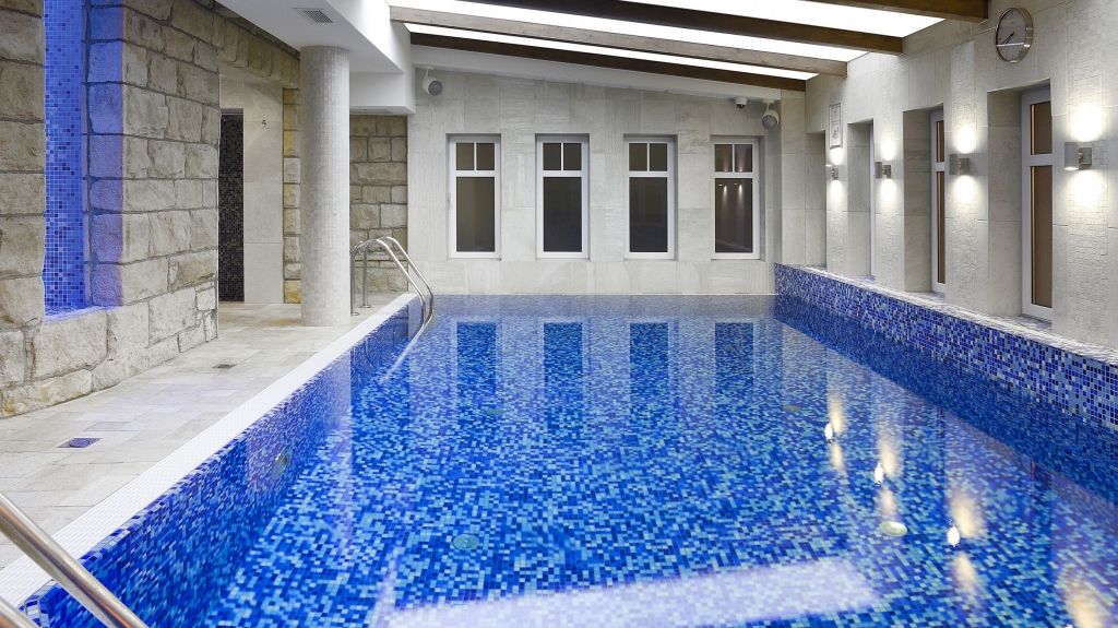 nowoczesny i klasyczny zarazem basen w obiekcie hotelowym
