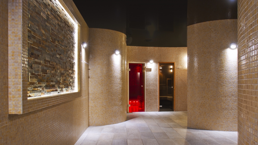pomieszczenie ekskluzywnej sauny w hotelu