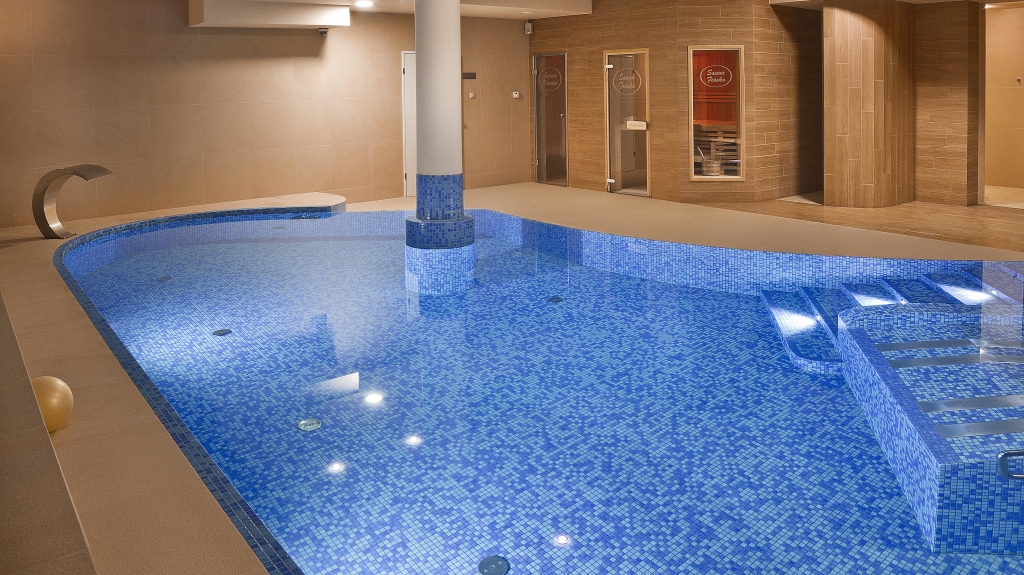 projekt wnętrze pomieszczenia basenowego z sauną i strefą spa wellnes